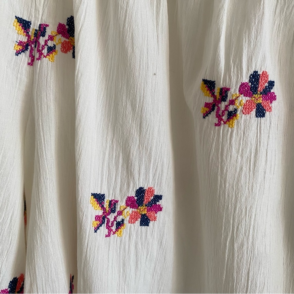Gap L off white Floral Embroidered wide neck top. - Picture 2 of 6